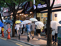 雨季中的弘大！