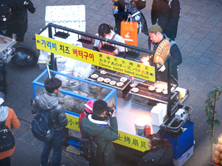 寒冬腊月，明洞小吃街最有人气的小吃是？