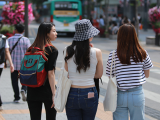 韩国气温渐高，进入夏日的新村街头