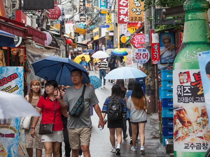 梅雨季尾声中的弘大街头