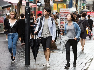 首尔天气渐凉多雨，明洞秋装取代夏装！