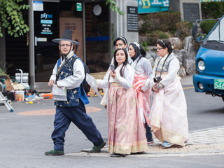 首尔赏枫必备神器——韩服和改良韩服！