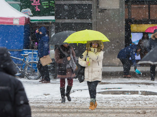 首尔迎来入冬最大一场雪，本周以雨雪寒冷天气为主