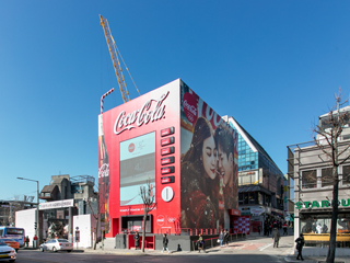 弘大惊现超大的可口可乐贩卖机！