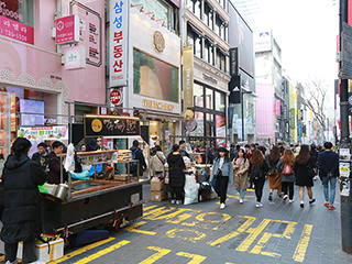 在明媚的春天 一起来明洞逛街赏美食吧~！