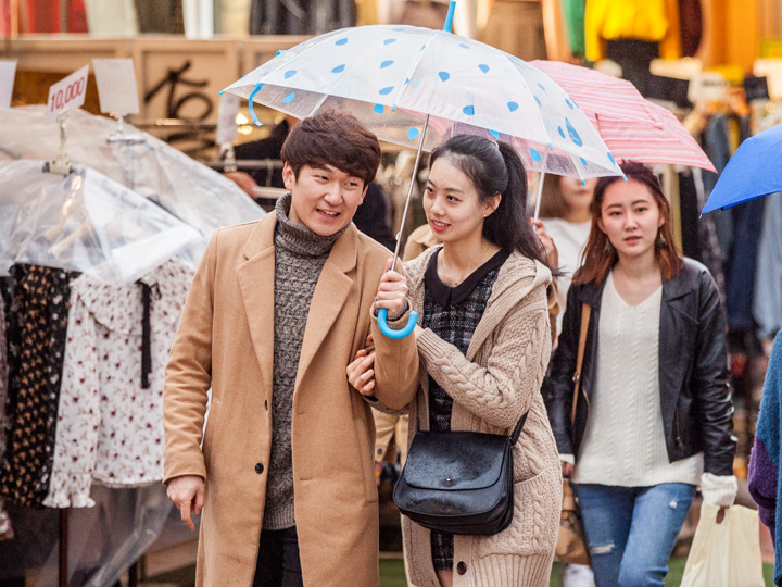 下着朦朦春雨的首尔 穿衣指南 Now 首尔 韩国旅游网 韩巢网
