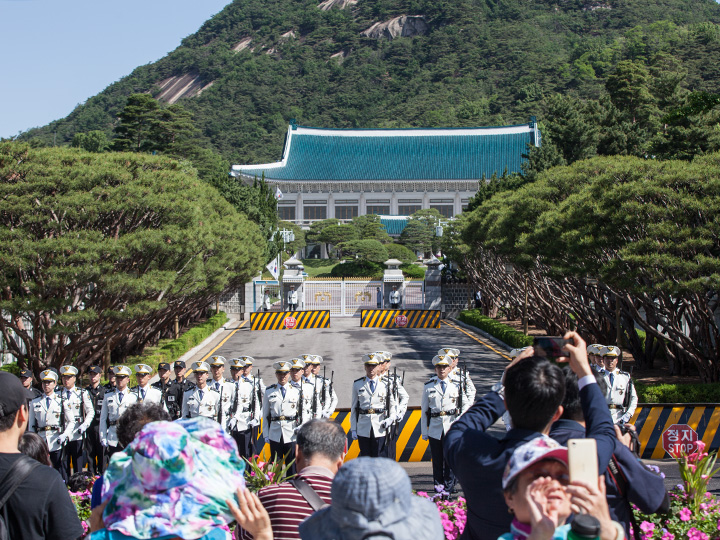 韩国总统官邸青瓦台举行的交接活动 Now 首尔 韩国旅游网 韩巢网 韩国总统官邸青瓦台举行的交接活动 Now 首尔 韩国旅游网 韩巢网