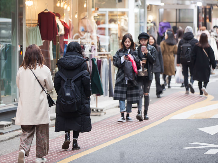 街头上竟然有人穿了羽绒服！首尔正式开始变冷的风貌？