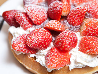 又到了草莓的季节，快来看看韩国美味的草莓甜品吧！