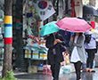 飘着雨的仁寺洞街头