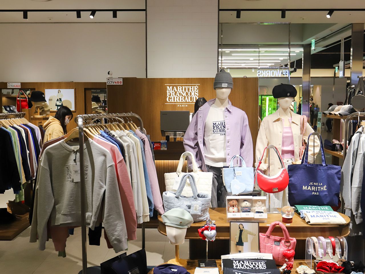 MARITHE FRANCOIS GIRBAUD 现代城市奥特莱斯东大门店