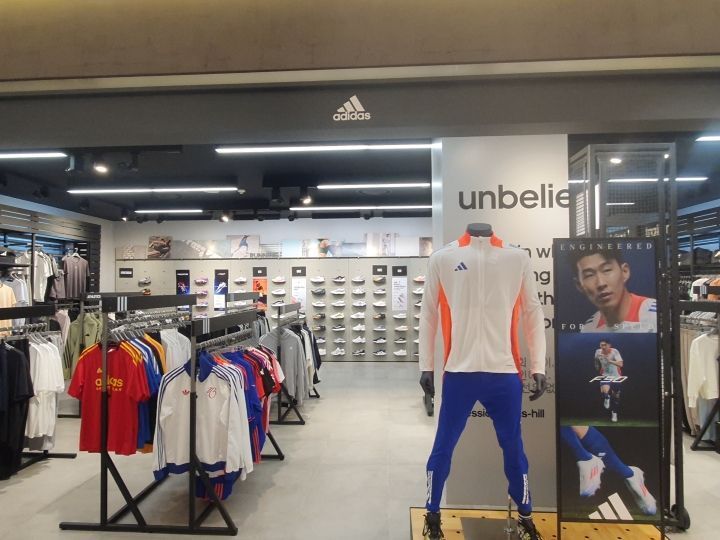 阿迪达斯 新世界百货总店