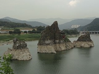 岛潭三峰和舍人岩