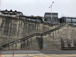 紫霞门隧道阶梯